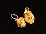 deux pépites d'or sur un fond noir