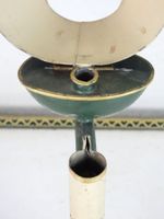 LAMPE A QUINQUET en tôle laquée vert et beige, l'abat-jour p… (photo 4)