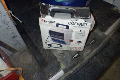 une boîte sur laquelle est posée une cafetière