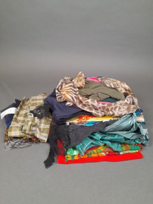 Important lot de carrés et foulards dont soie et matières sy…