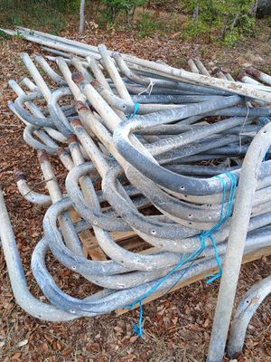 un tas de tuyaux métalliques posé sur un tas de bois