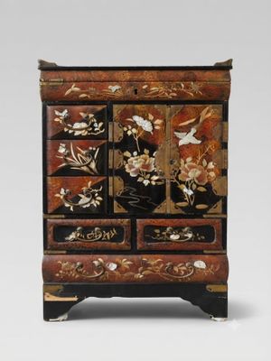 une image représentant une commode orientale ornée d'oiseaux et de fleurs