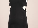 une robe noire exposée sur un mannequin placé sur un socle