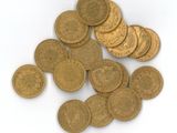 quelques pièces d'or sont éparpillées sur une surface blanche