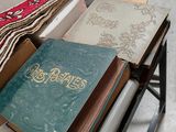 une pile de livres posée sur une table dans une pièce