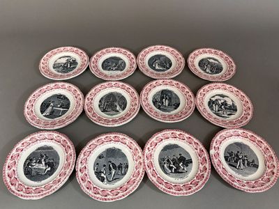 douze assiettes rouges et blanches ornées d'images en noir et blanc