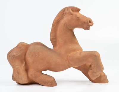statue d'un cheval en argile sur fond blanc