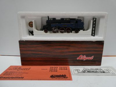 une photo d'une maquette de train exposée dans une boîte