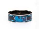 une image représentant un bracelet orné d'un motif bleu et noir