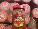 un pot de sauce posé sur une pile de cupcakes