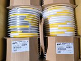 plusieurs boîtes contenant des disques en plastique blancs et jaunes, le tout dans une boîte en carton