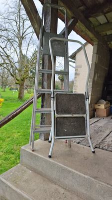 Lot comprenant un escabeau et un marchepied LOT A RETIRER SU…