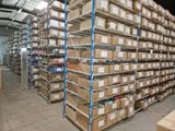 une grande quantité de cartons sur les étagères de l'entrepôt