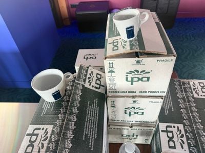 plusieurs boîtes empilées sur une table