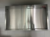une armoire en acier inoxydable au milieu d'un mur carrelé