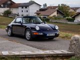 une voiture noire garée sur le bord de la route
