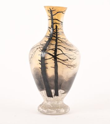 un vase en verre orné d'une peinture représentant des arbres