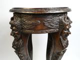 une photo d'une table en bois sur laquelle se trouvent des sculptures