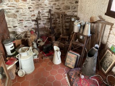 une pièce avec beaucoup d'objets sur le sol