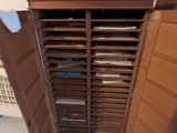 une armoire qui comporte de nombreux tiroirs à l'intérieur