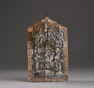 une photo d'une plaque en bois sur laquelle figure l'image d'un groupe de personnes