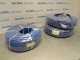 deux rouleaux de tuyaux bleus posés sur une table