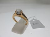 l'image d'une bague en or surmontée d'un diamant
