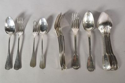 cinq cuillères et six fourchettes disposées en rangée
