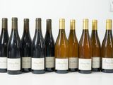 six bouteilles de vin sont alignées sur une table