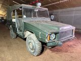 un camion vert garé dans un garage