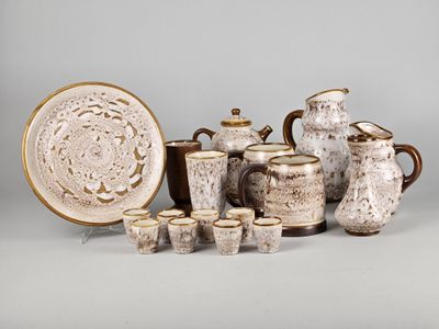 une image représentant un ensemble de vases et de tasses marron et blancs