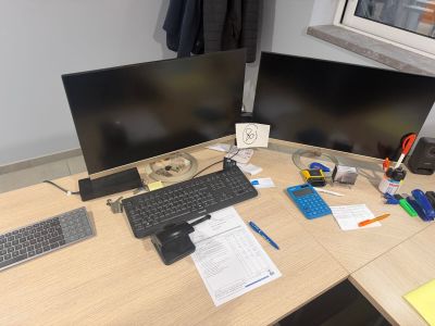 un bureau sur lequel sont posés deux écrans d'ordinateur et un clavier