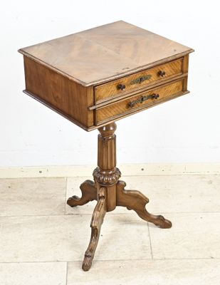 une vieille table en bois surmontée d'un tiroir