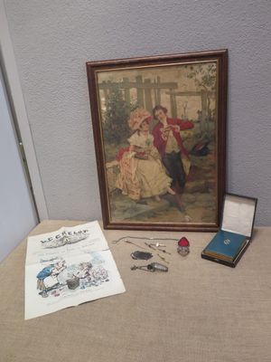 une photo d'un tableau posé sur une table, sur laquelle se trouvent d'autres objets
