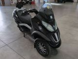 un scooter garé à l'intérieur d'un immeuble