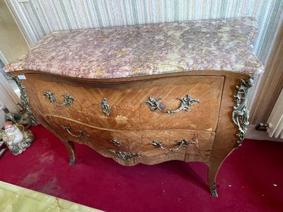 une commode en bois avec un plateau en marbre