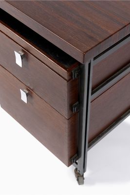 une photo d'un bureau en bois muni de trois tiroirs et d'un piètement métallique