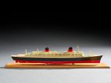 une photo d'une maquette de bateau posée sur un socle en bois