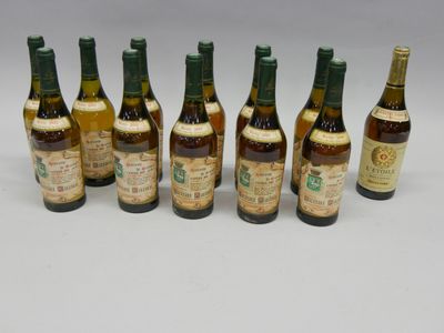 six bouteilles de vin sont alignées sur une table