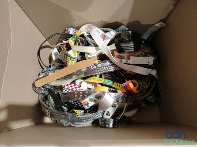 une boîte en carton remplie d'objets divers et variés