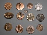 beaucoup de pièces de monnaie posées sur une table