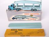 Deux camions miniatures sont posés l'un à côté de l'autre sur une surface blanche.