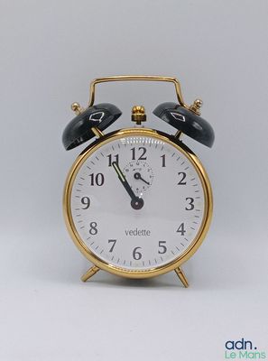 une petite horloge posée sur une table