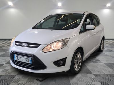 Une Ford C-Max blanche est garée sur un sol à damier