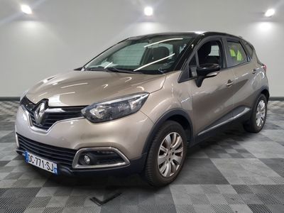 la voiture est garée dans le garage sur le sol en damier