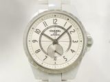une montre blanche avec un cadran blanc sur fond blanc