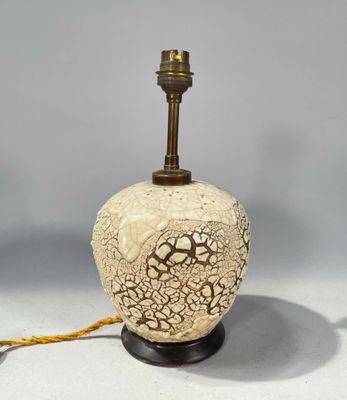 une lampe posée sur une table à côté d'une lampe