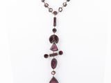 gros plan d'un collier sur un mannequin mannequin