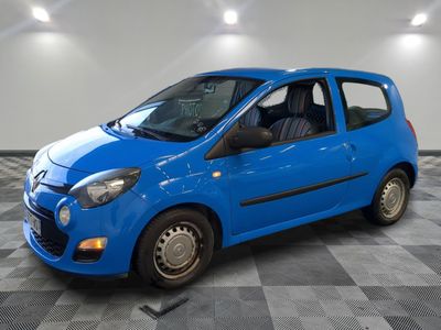 la petite voiture bleue est garée sur un sol en damier