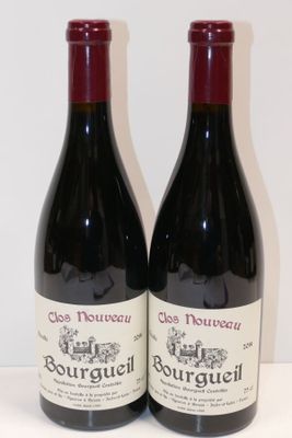 deux bouteilles de vin rouge posées sur une table